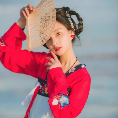 穿红色汉服的古风小姐姐海边的唯美摄影图片