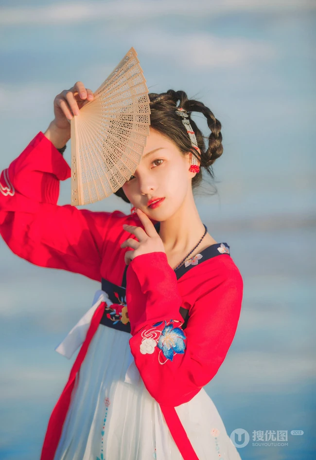 穿红色汉服的古风小姐姐海边的唯美摄影图片 第1张