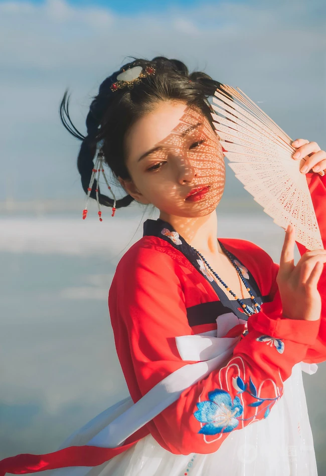穿红色汉服的古风小姐姐海边的唯美摄影图片 第8张