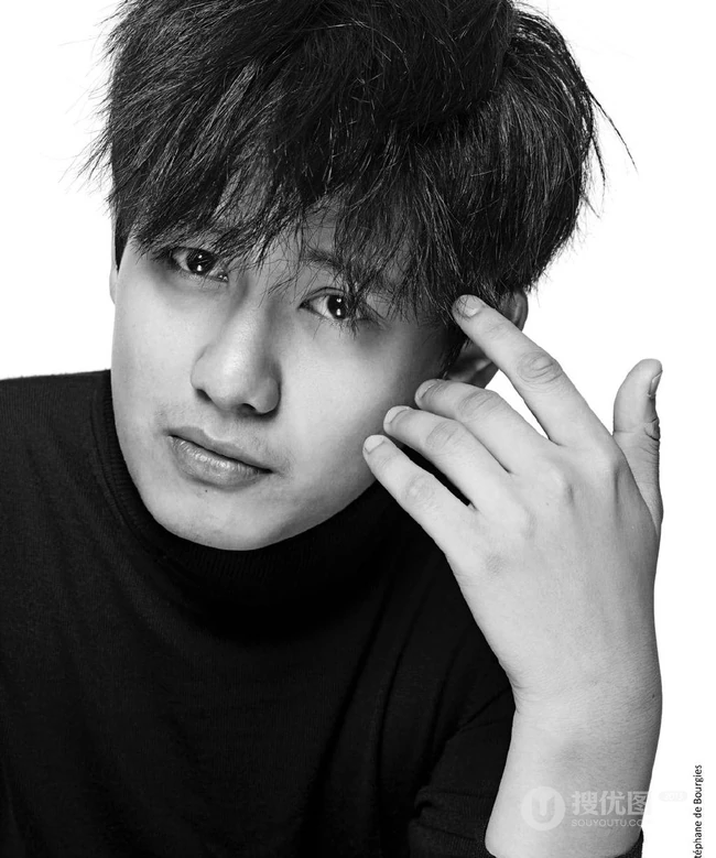 男演员胡先煦黑白写真图片