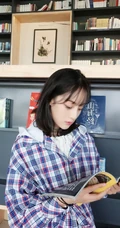 赵圆瑗格纹夹克上衣搭短裤图书馆写真图片