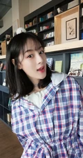 赵圆瑗格纹夹克上衣搭短裤图书馆写真图片