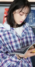 赵圆瑗格纹夹克上衣搭短裤图书馆写真图片