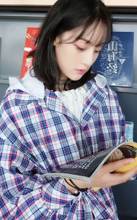 赵圆瑗格纹夹克上衣搭短裤图书馆写真图片