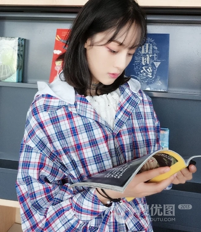 赵圆瑗格纹夹克上衣搭短裤图书馆写真图片