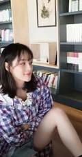 赵圆瑗格纹夹克上衣搭短裤图书馆写真图片