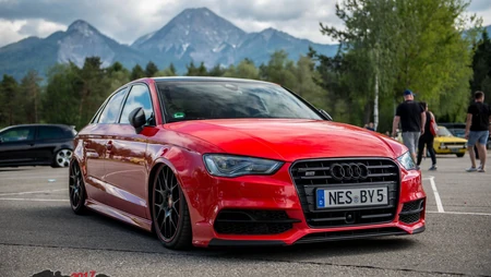 红色奥迪Audi_S3性能车，包括两厢版和敞篷版的桌面壁纸图片