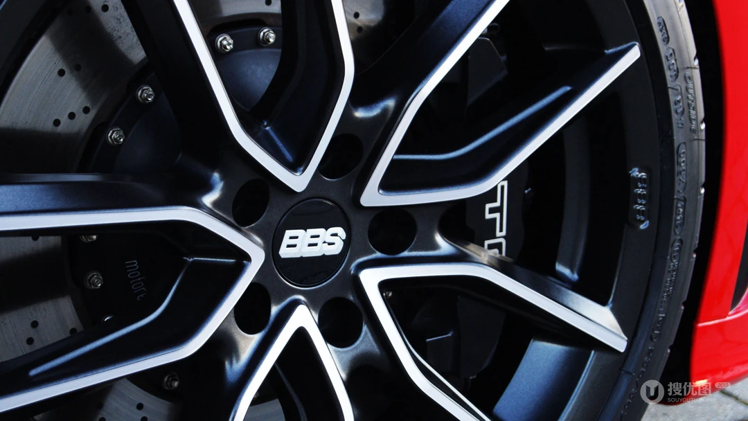 红色奥迪Audi_S3性能车，包括两厢版和敞篷版的桌面壁纸图片