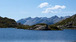 唯美的远海岛屿，水天一色的海上风景高清4K壁纸图片