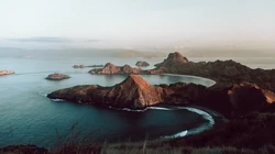 唯美的远海岛屿，水天一色的海上风景高清4K壁纸图片