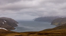 唯美的远海岛屿，水天一色的海上风景高清4K壁纸图片