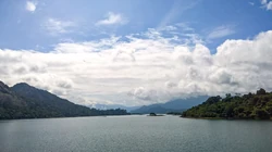 唯美的远海岛屿，水天一色的海上风景高清4K壁纸图片