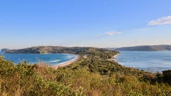 唯美的远海岛屿，水天一色的海上风景高清4K壁纸图片