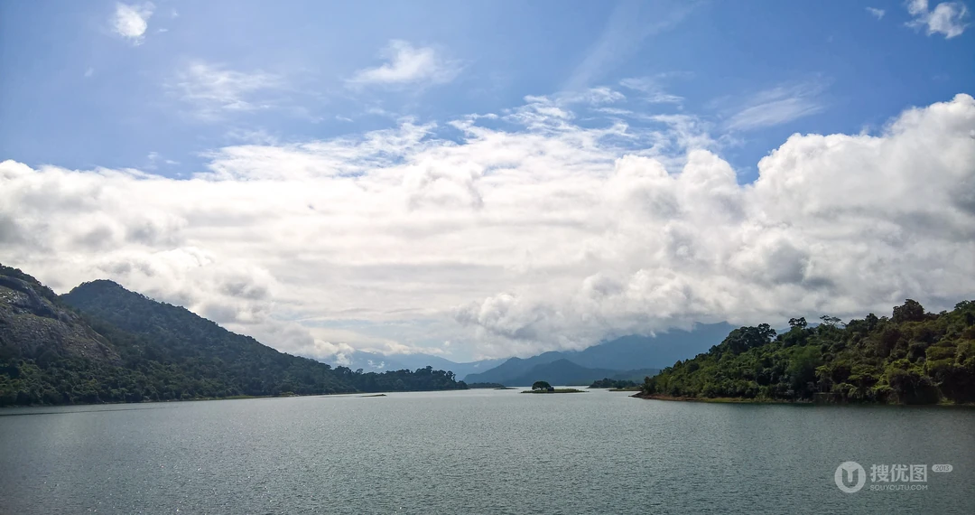 唯美的远海岛屿，水天一色的海上风景高清4K壁纸图片