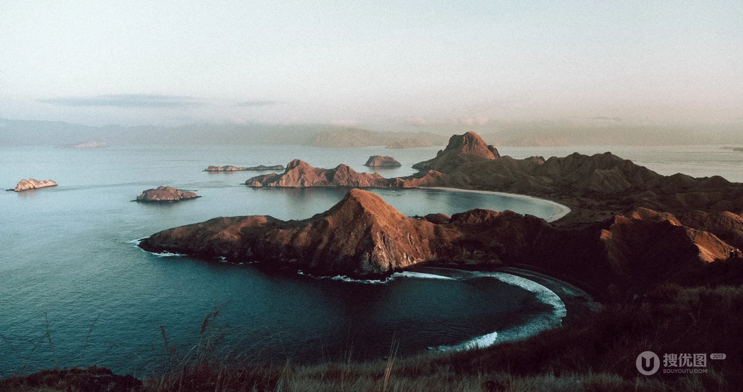 唯美的远海岛屿，水天一色的海上风景高清4K壁纸图片