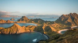 大海环绕的奇特岛屿4K超清电脑壁纸