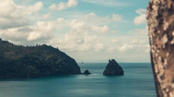 浅海小岛，蔚蓝的海水超清桌面壁纸图片