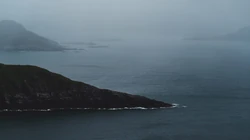 浅海小岛，蔚蓝的海水超清桌面壁纸图片