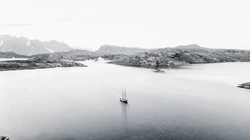 浅海小岛，蔚蓝的海水超清桌面壁纸图片