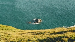 浅海小岛，蔚蓝的海水超清桌面壁纸图片