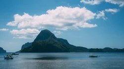 浅海小岛，蔚蓝的海水超清桌面壁纸图片