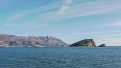 浅海小岛，蔚蓝的海水超清桌面壁纸图片