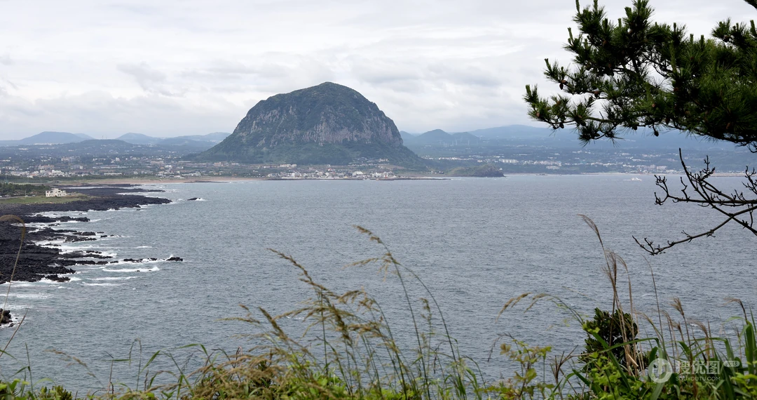 浅海小岛，蔚蓝的海水超清桌面壁纸图片