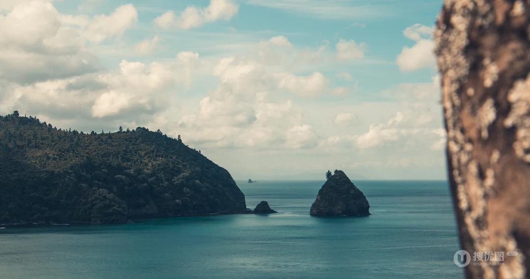浅海小岛，蔚蓝的海水超清桌面壁纸图片