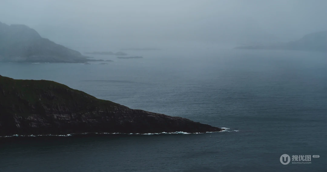 浅海小岛，蔚蓝的海水超清桌面壁纸图片