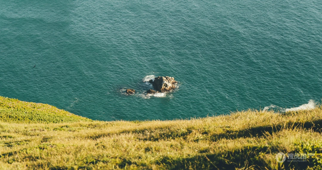 浅海小岛，蔚蓝的海水超清桌面壁纸图片