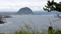 浅海小岛，蔚蓝的海水超清桌面壁纸图片