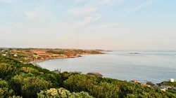 浅海小岛，蔚蓝的海水超清桌面壁纸图片