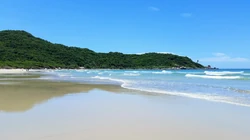 大海沙滩系列超清4K壁纸图片，大浪拍着沙滩上的壁纸图片
