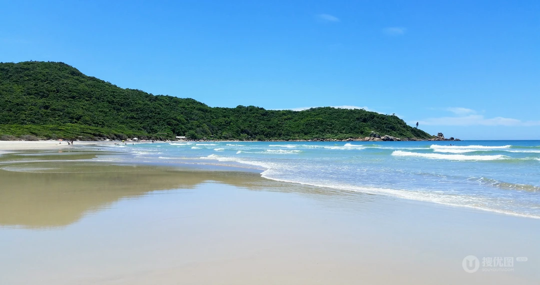 大海沙滩系列超清4K壁纸图片，大浪拍着沙滩上的壁纸图片