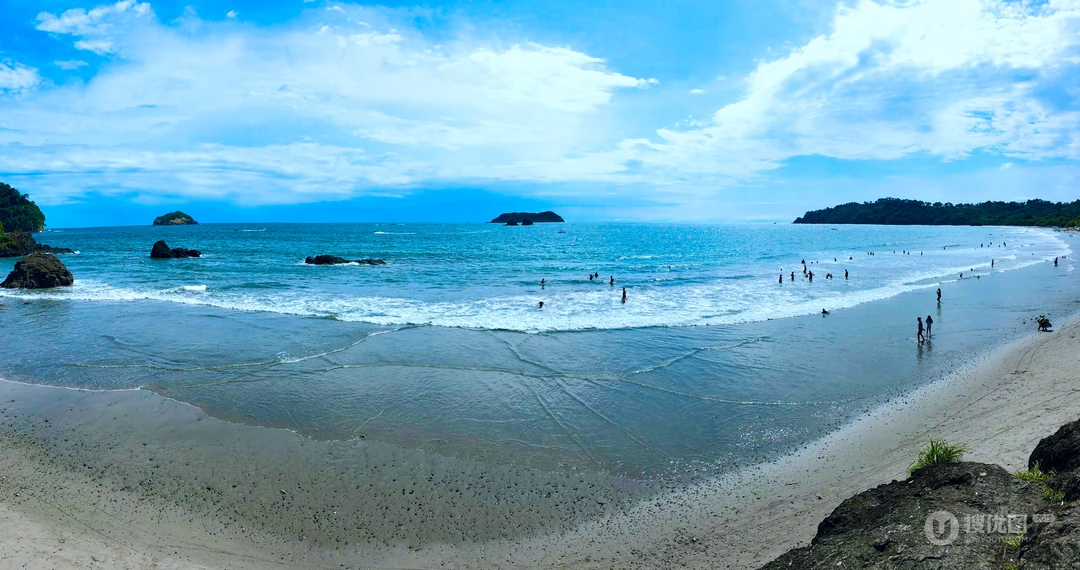 海边旅游圣地的沙滩浴场，唯美的沙滩高清4K壁纸图片