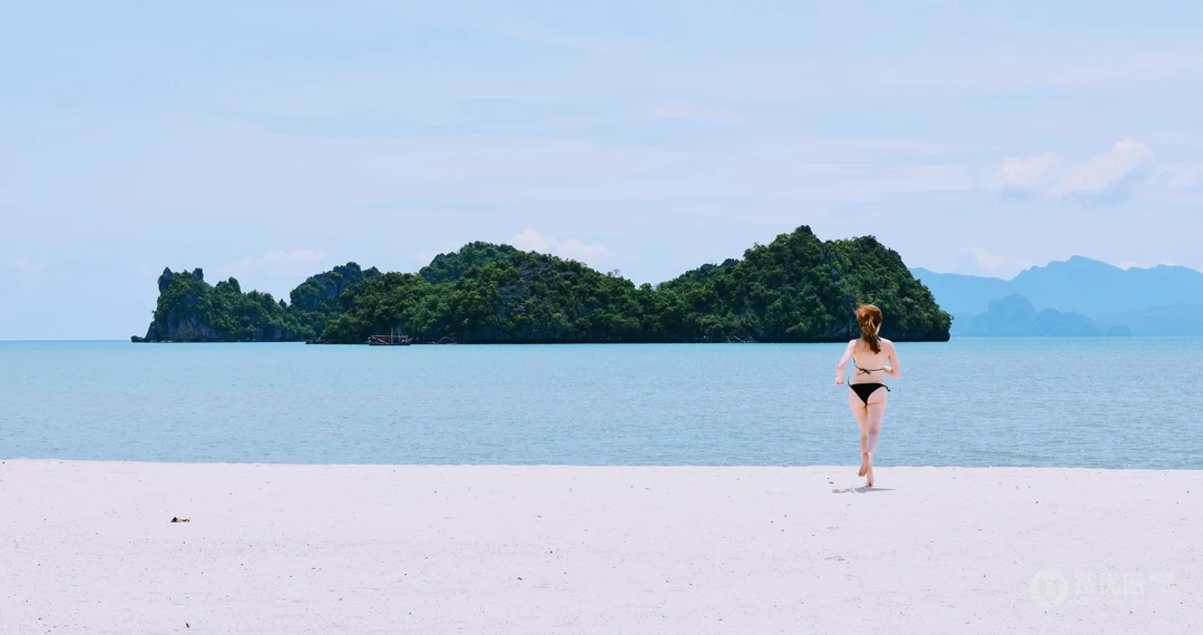 海边旅游圣地的沙滩浴场，唯美的沙滩高清4K壁纸图片