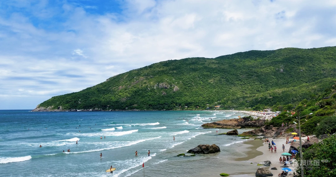 海边旅游圣地的沙滩浴场，唯美的沙滩高清4K壁纸图片