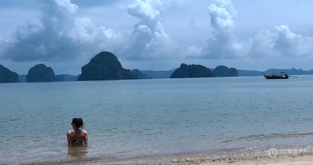海边旅游圣地的沙滩浴场，唯美的沙滩高清4K壁纸图片