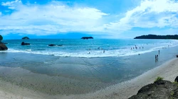 海边旅游圣地的沙滩浴场，唯美的沙滩高清4K壁纸图片