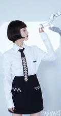 赵露思短发造型出镜，化身科幻少女，与机械手臂亲密接触