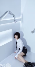 赵露思短发造型出镜，化身科幻少女，与机械手臂亲密接触