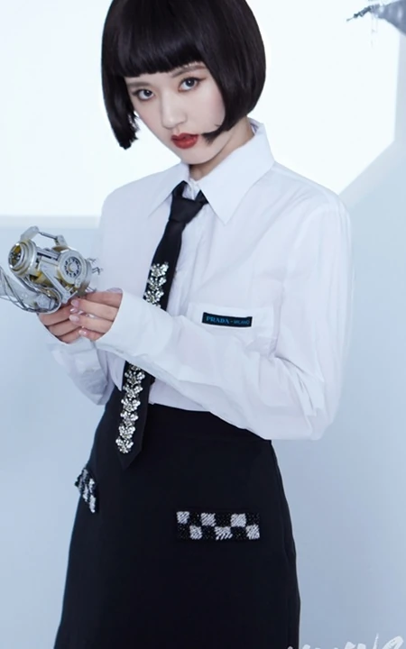 赵露思短发造型出镜，化身科幻少女，与机械手臂亲密接触