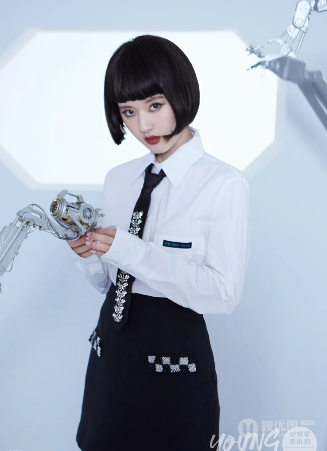 赵露思短发造型出镜，化身科幻少女，与机械手臂亲密接触