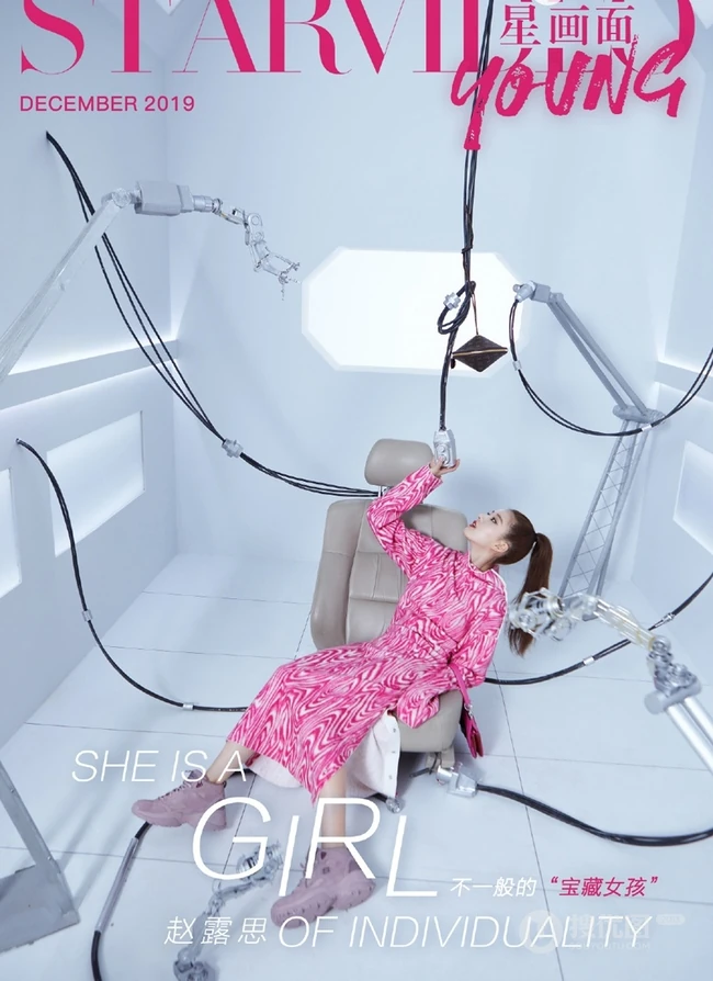 赵露思短发造型出镜，化身科幻少女，与机械手臂亲密接触