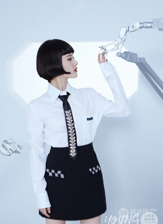 赵露思短发造型出镜，化身科幻少女，与机械手臂亲密接触