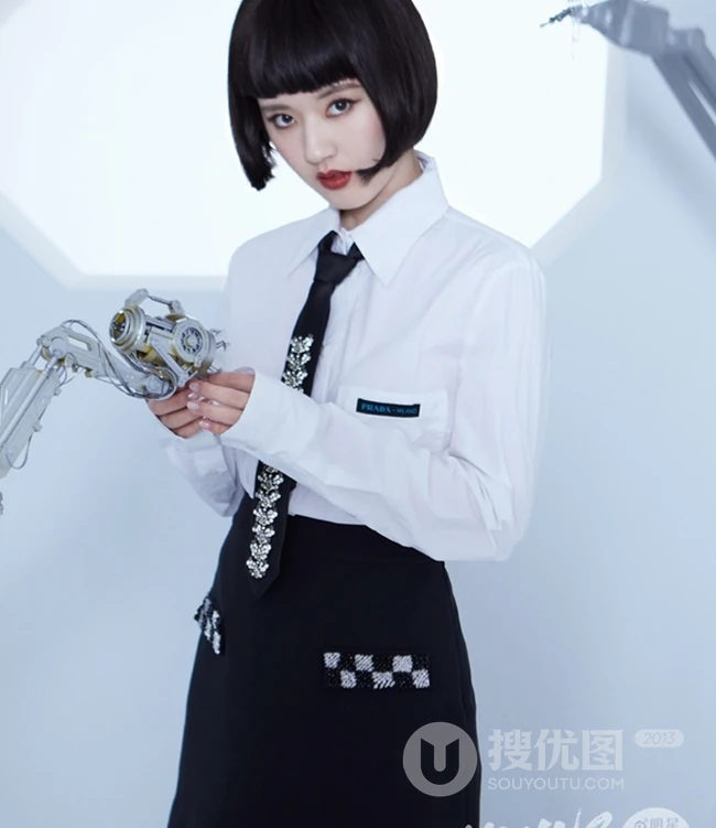 赵露思短发造型出镜，化身科幻少女，与机械手臂亲密接触
