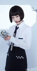 赵露思短发造型出镜，化身科幻少女，与机械手臂亲密接触