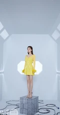赵露思短发造型出镜，化身科幻少女，与机械手臂亲密接触
