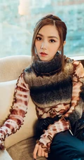 邓紫棋高领豹纹毛衣搭黑裤出席活动写真图片