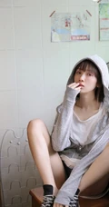 有一种气质叫男友的衬衫，俏皮短发女生宽大T恤室内写真图片